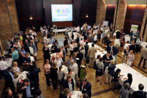 Bei einer Stärkung kann man hier Informationen zu Projekten erhalten, die bereits mit beruflicher Sprachförderung arbeiten...