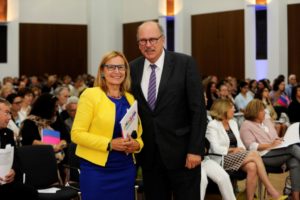 Barbara Wagner (GFFB) und Sozialminister Steffan Grüttner