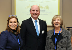 Barbara Wagner und Monika Brechtel mit Stadtkämmerer Uwe Becker